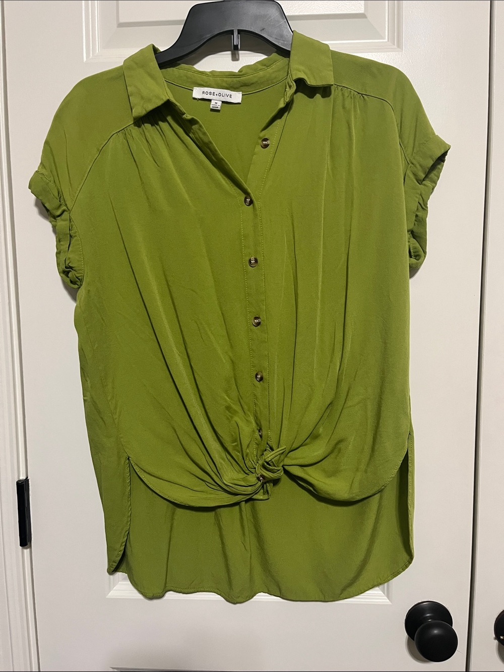 Rose & Olive Olive Green Short-Sleeve Button-Front Tie-Hem Shirt